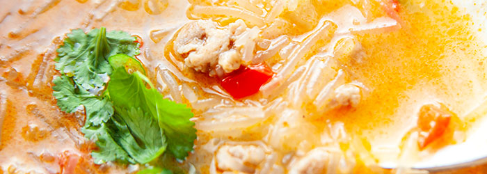 Azjatycka zupa curry z mielonym mięsem