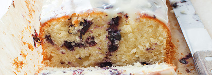 Babka jogurtowa z białą czekoladą i jagodami