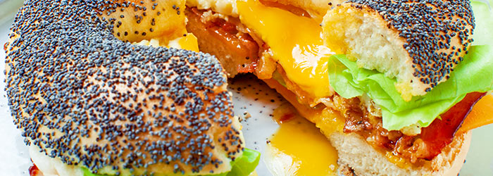 Bajgiel z boczkiem, sałatą, serem i jajkiem sadzonym