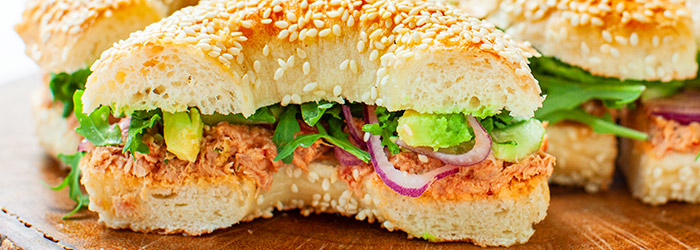 Bajgiel z pikantnym tuńczykiem