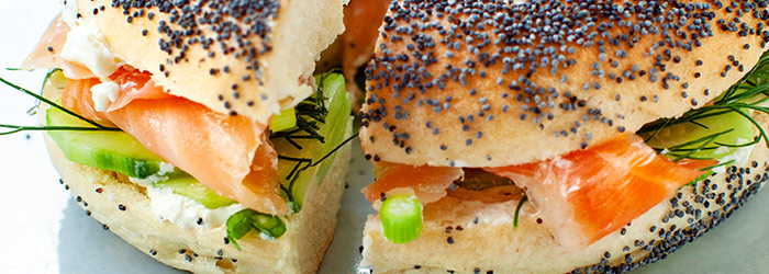 Bajgiel z wędzonym łososiem