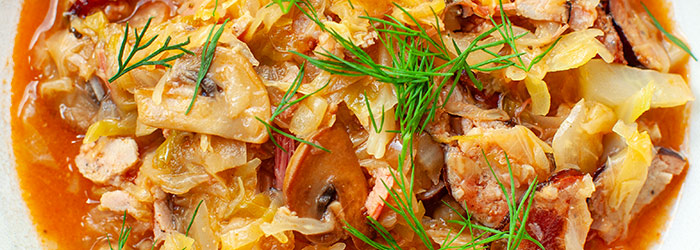 Bigos z młodej kapusty z pieczarkami