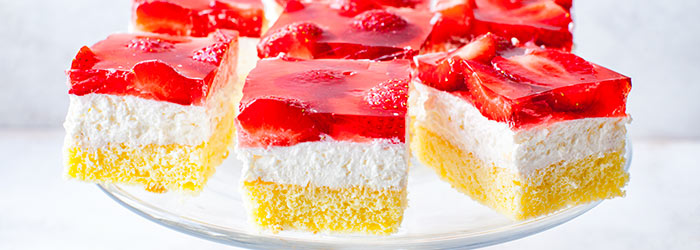 Biszkopt z truskawkami, galaretką i bitą śmietaną