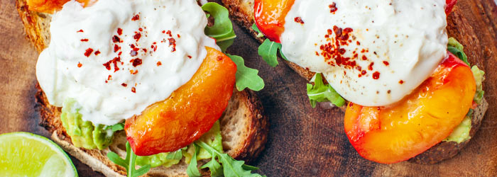 Bruschetta z awokado, burratą i karmelizowanymi brzoskwiniami