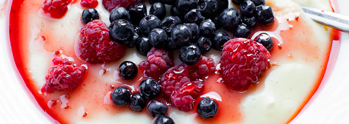 Budyń jaglany z owocami lata i syropem malinowym