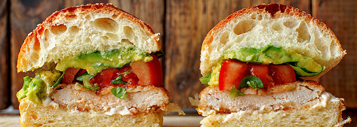 Burgery z kurczakiem, guacamole i pomidorem