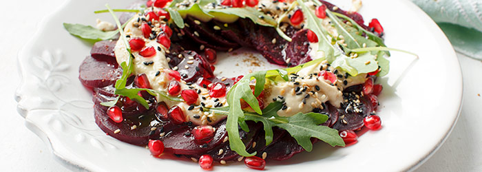 Carpaccio z buraczków z hummusem i granatem