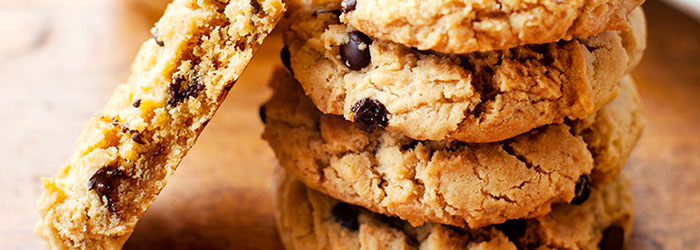 Ciasteczka z masłem orzechowym i kawałkami czekolady