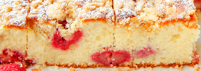 Ciasto jogurtowe z malinami i kruszonką