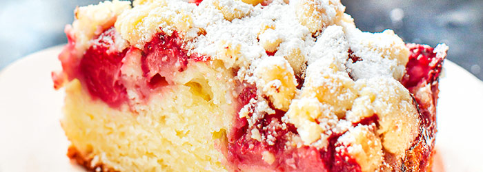 Ciasto jogurtowe z truskawkami i kruszonką