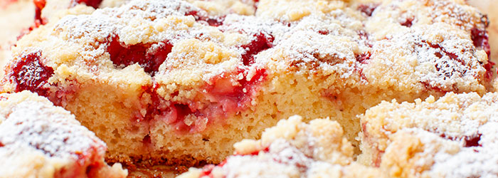 Ciasto maślankowe z truskawkami i kruszonką