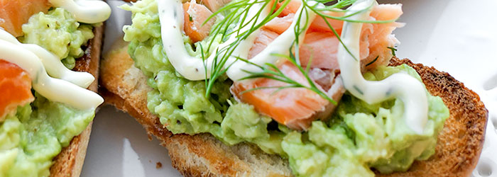 Crostini z guacamole i wędzonym łososiem