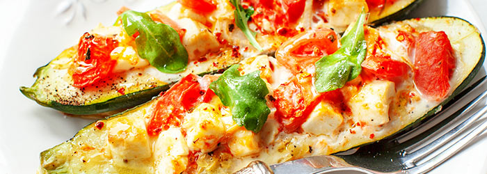 Cukinia zapiekana z fetą i pomidorami