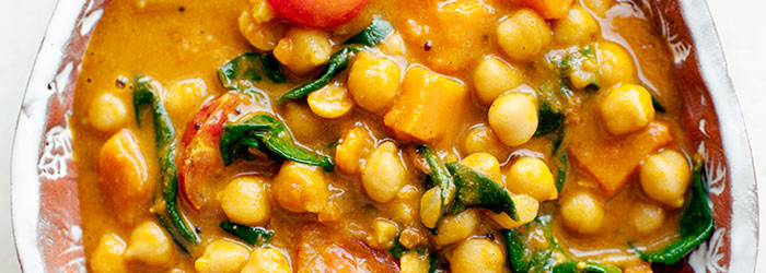 Curry indyjskie z dynią, ciecierzycą i szpinakiem