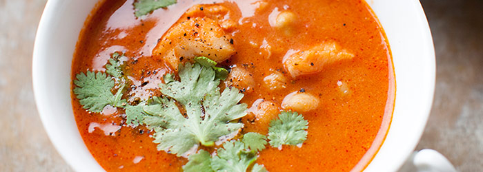 Curry pomidorowe z dorszem i ciecierzycą