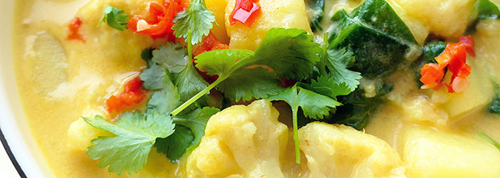 Curry warzywne z ziemniakami, kalafiorem i szpinakiem