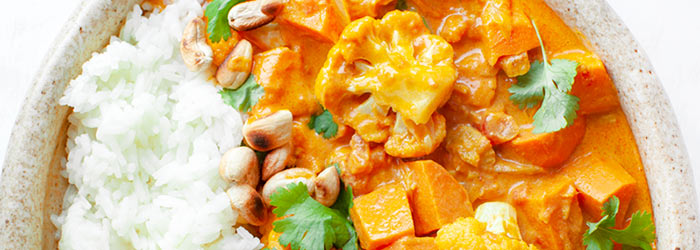 Curry wegetariańskie z batatami, kalafiorem i orzechami nerkowca