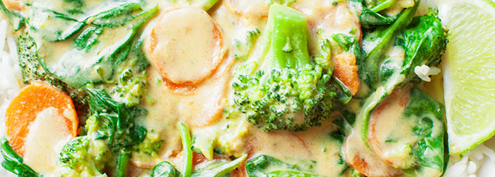 Curry z brokułem, szpinakiem i marchewką