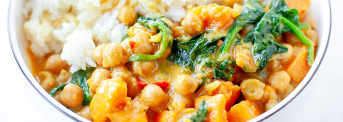 Curry z ciecierzycą, batatami i szpinakiem