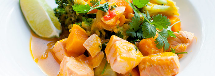 Curry z dynią, łososiem i brokułami