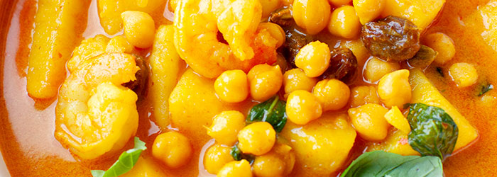 Curry z ziemniakami, ciecierzycą i krewetkami