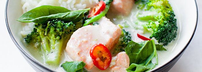 Curry z łososiem i brokułami