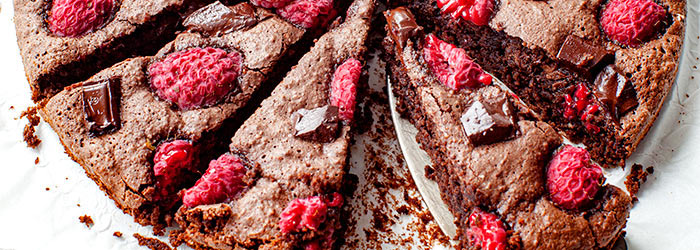 Czekoladowe ciasto migdałowe z malinami