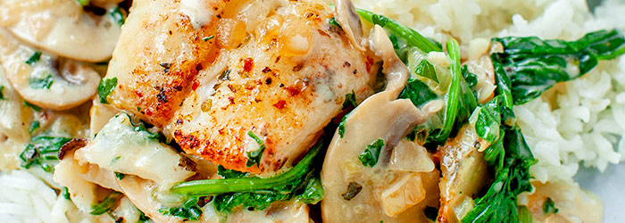 Dorsz w kremowym sosie z pieczarkami i szpinakiem