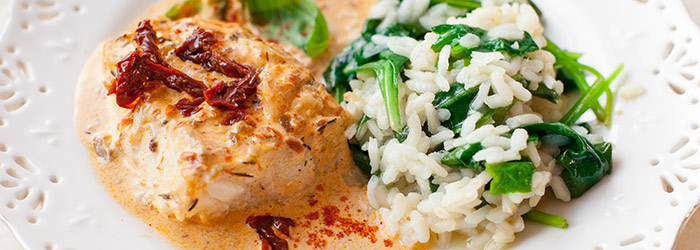 Dorsz w kremowym sosie z suszonymi pomidorami