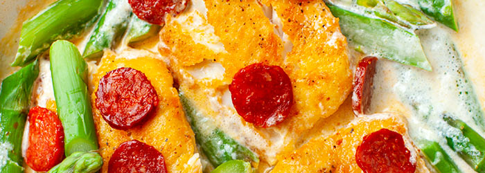 Dorsz w kremowym sosie ze szparagami i chorizo