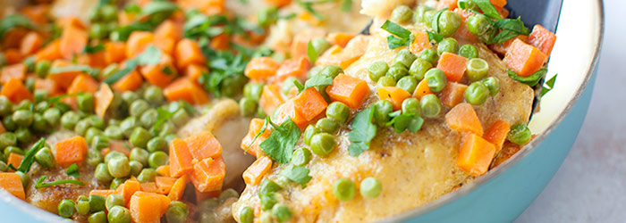 Dorsz w sosie curry z marchewką i groszkiem