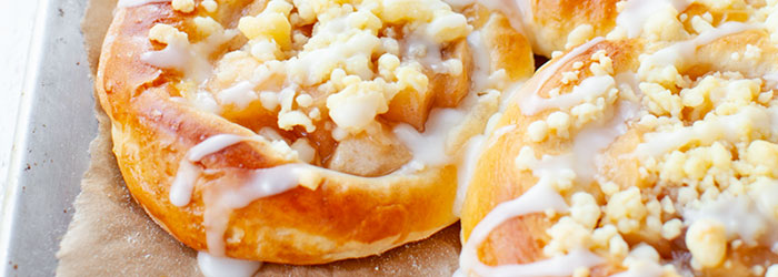 Drożdżówki z jabłkami i kruszonką