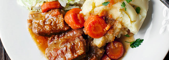 Duszone żeberka w sosie własnym z warzywami