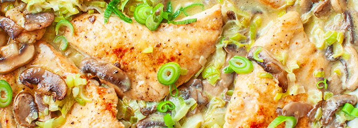 Eskalopki drobiowe w sosie z porem i pieczarkami