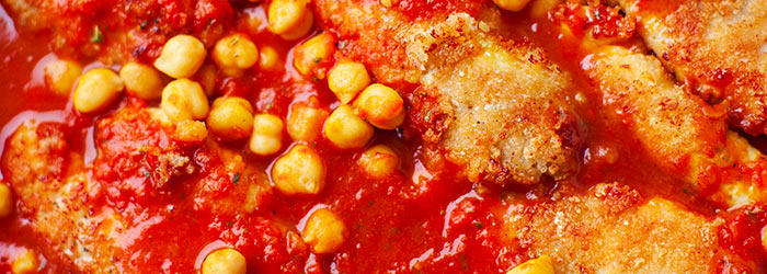 Filety drobiowe panko w sosie pomidorowym z ciecierzycą