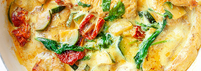 Filety kurczaka z cukinią, szpinakiem i suszonymi pomidorami