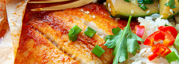 Filety ryby w czerwonym curry pieczone w papilotach