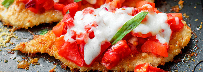 Filety z kurczaka w parmezanowej panierce pieczone z pomidorami i serem