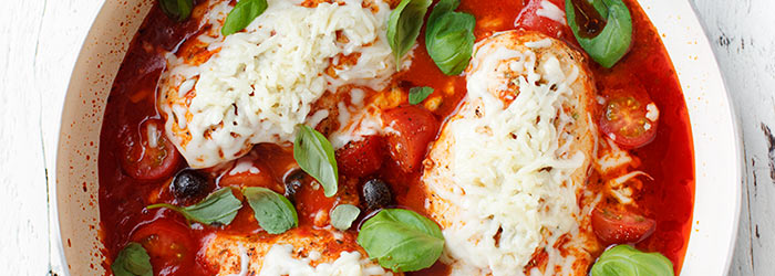 Filety z kurczaka w sosie pomidorowym z oliwkami i tartą mozzarellą
