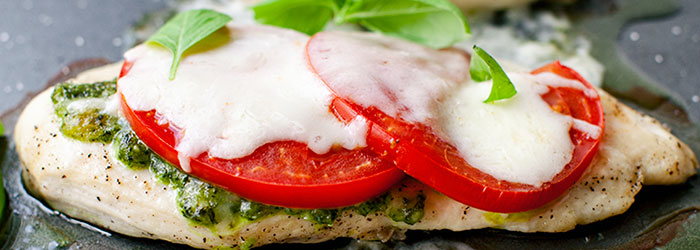 Filety z kurczaka zapiekane z pesto, pomidorem i mozzarellą