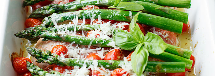 Filety z kurczaka zapiekane z pomidorkami koktajlowymi, szparagami i parmezanem