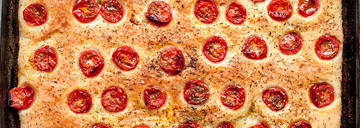 Focaccia z pomidorkami koktajlowymi