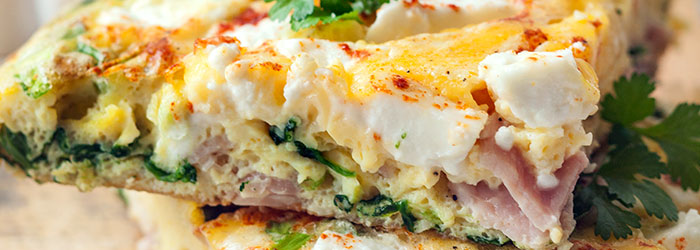 Frittata z szynką, szpinakiem i fetą