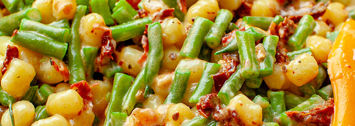 Gnocchi z boczkiem, fasolką szparagową i suszonymi pomidorami