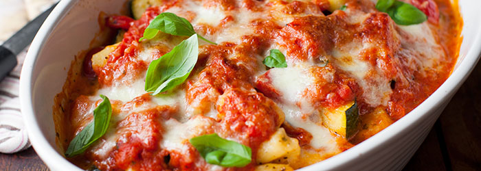 Gnocchi zapiekane w sosie pomidorowym z mozzarellą i warzywami