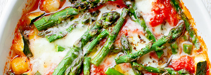 Gnocchi zapiekane ze szparagami w sosie pomidorowym z mozzarellą