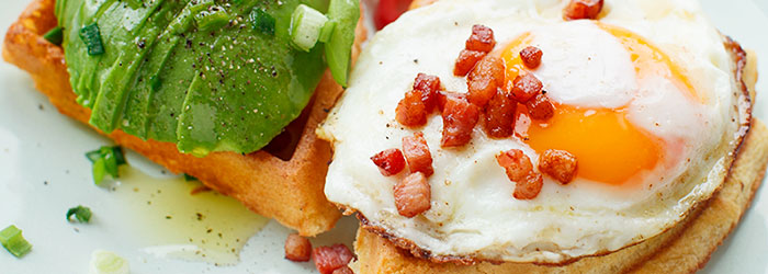 Gofry jaglane z awokado i jajkiem sadzonym