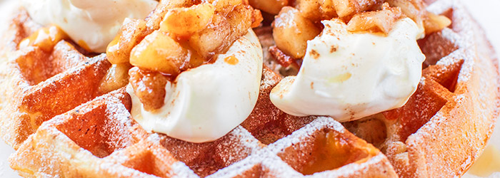 Gofry szarlotkowe - z prażonymi jabłkami i cynamonem