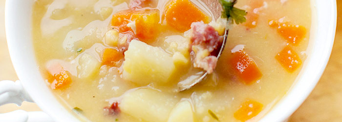 Grochówka z ziemniakami i kiełbasą