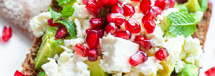 Grzanki z awokado, serem sałatkowym i granatem